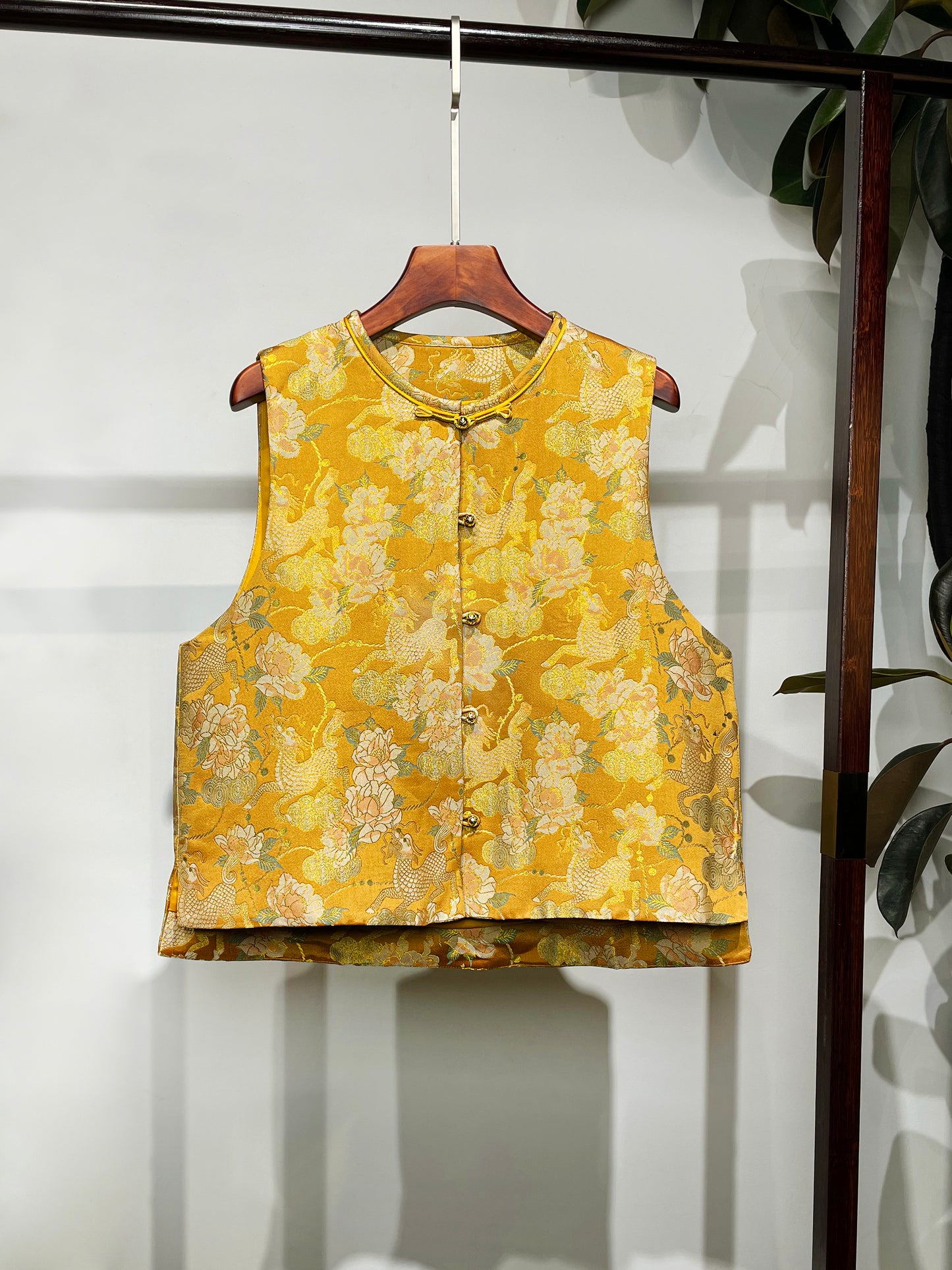 Waistcoat・Golden Background Kylin & Peony Motif 金地麒麟牡丹马甲