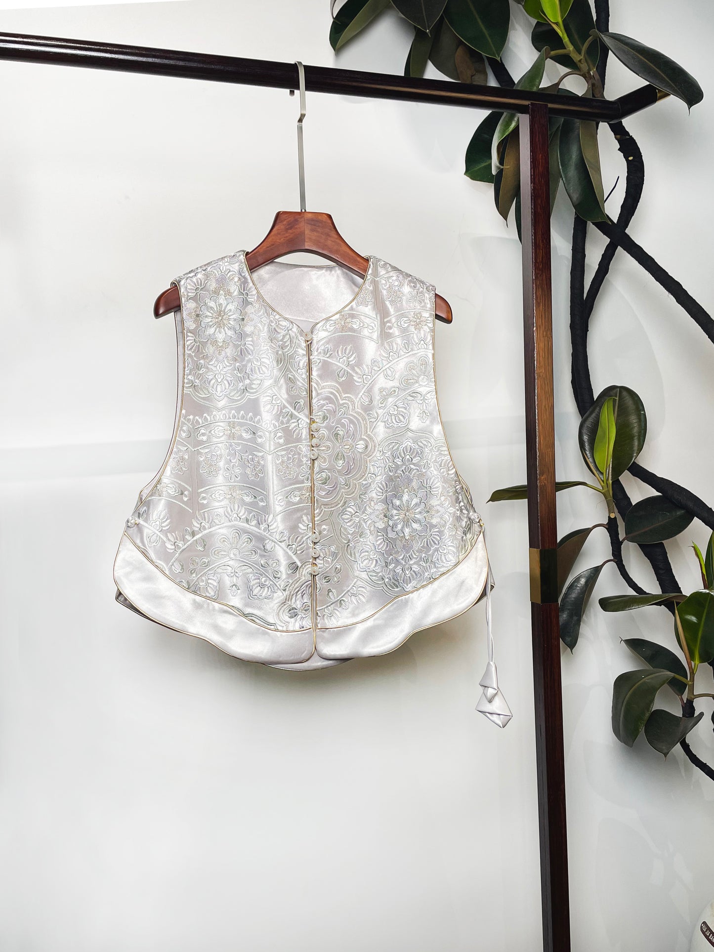 Taro Wisteria Waistcoat・Blossom Series Embroidery 繁花似锦系列香芋色紫藤花刺绣马甲