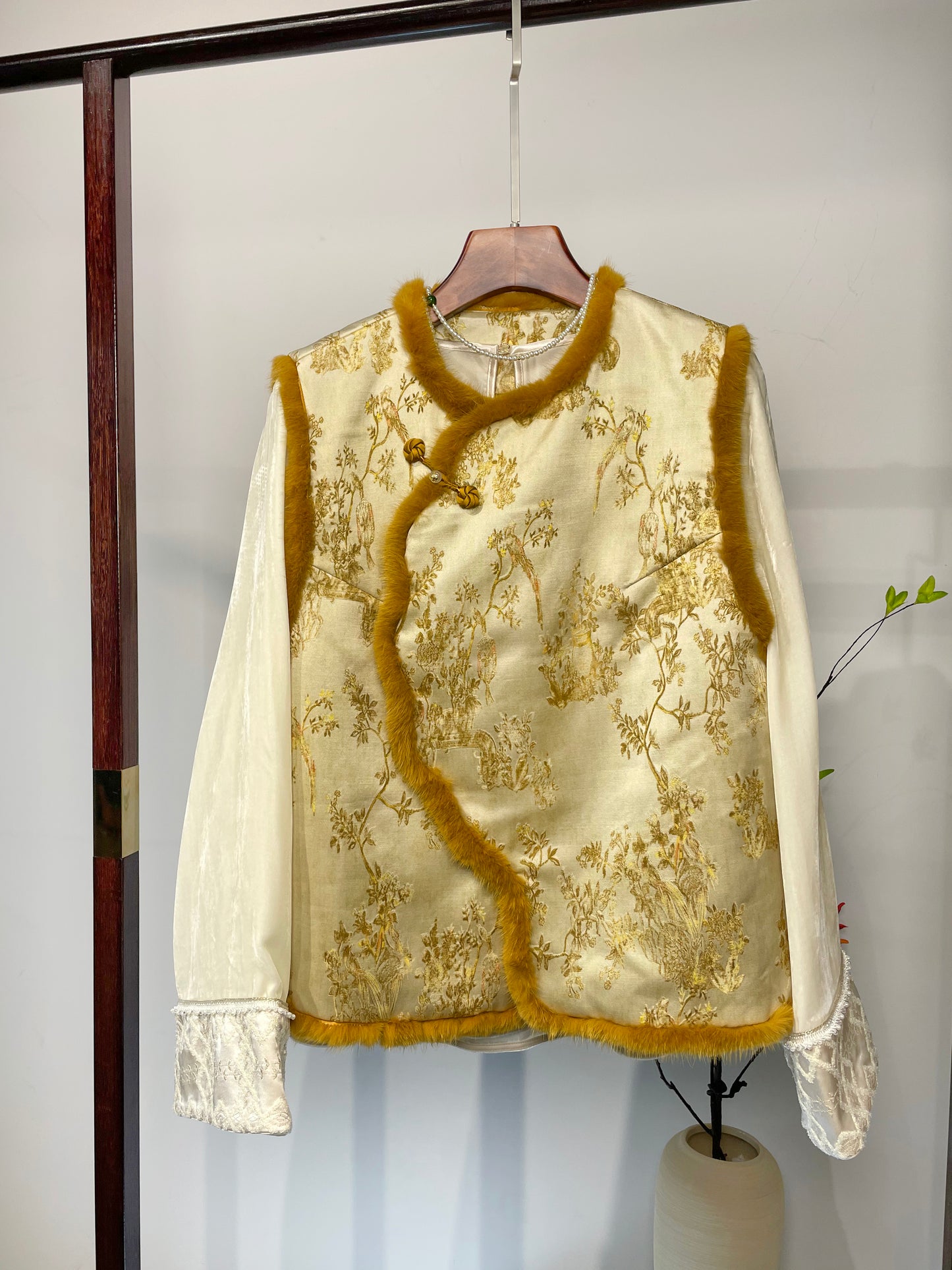 Rex Rabbit Fur Cotton-Padded Waistcoat・Apricot Blossom & Vase Motif 杏花宝瓶獭兔毛夹棉马甲