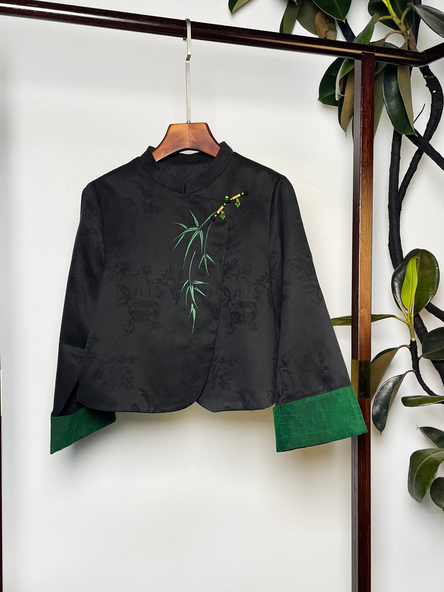 Xiangyunsha Coat・Bamboo Leaf Embroidery with Cracked Texture 竹叶刺绣香云纱龟裂纹外套