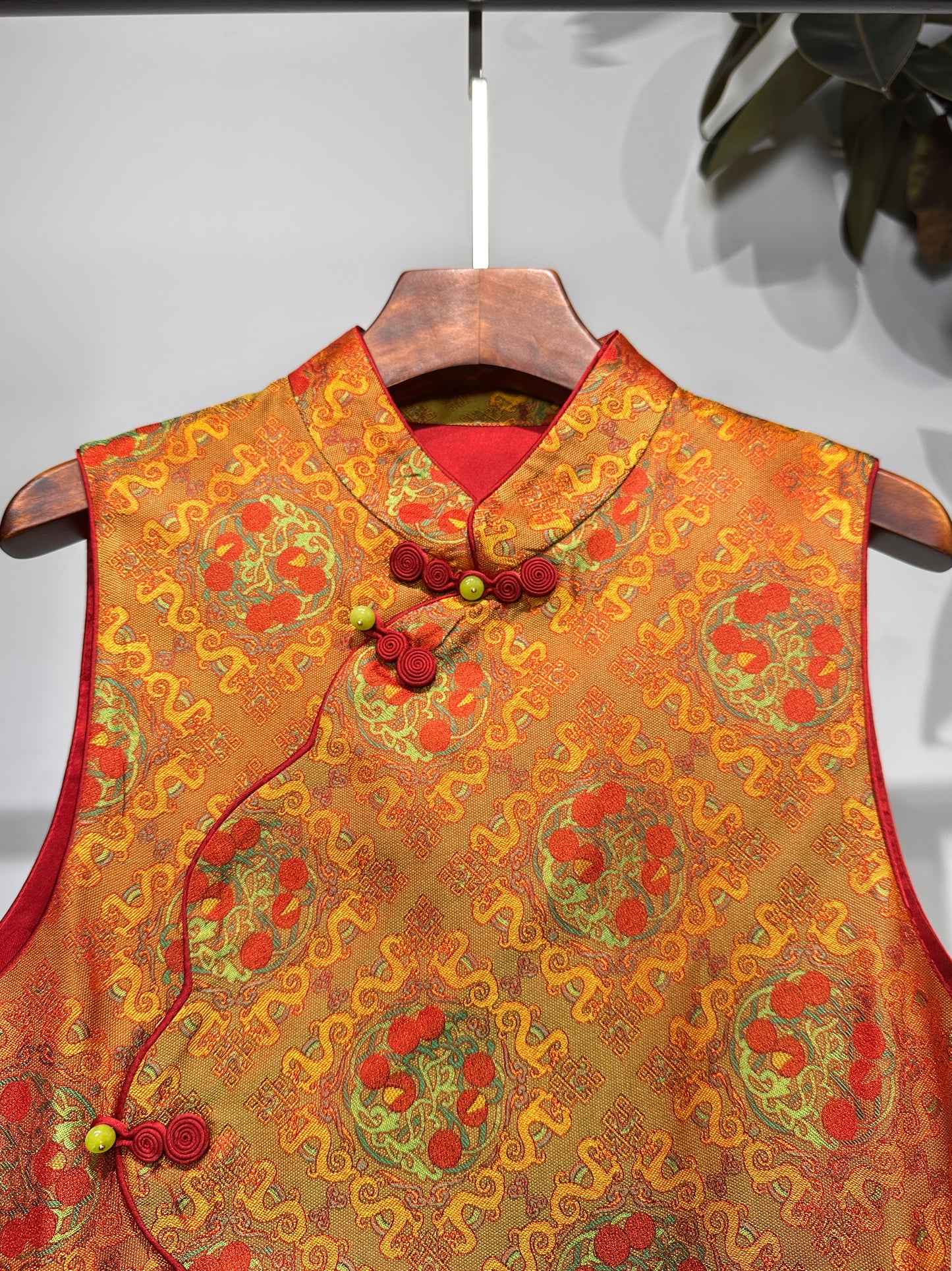 Song Brocade Waistcoat・Exquisite Lychee Motif 玲珑荔枝宋锦马甲