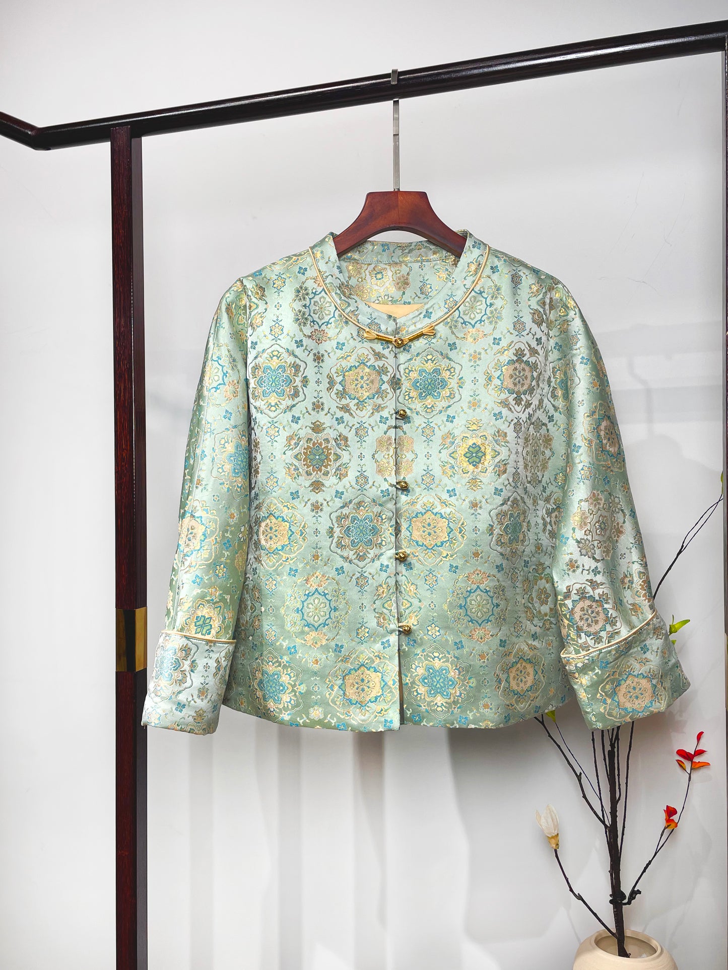 Song Brocade Coat・Green Background Colorful Scale & Treasure Flower Motif 绿地彩鳞宝相花纹宋锦外套