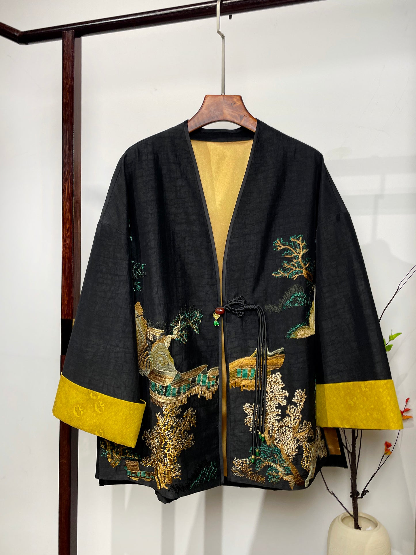 Xiangyunsha Coat・Green Pine & Pavilion Heavy Embroidery 青松楼阁重工刺绣香云纱外套